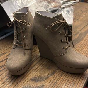 GBG Los Angeles gg Aheela booties, Size 5 1/2 in Taupe